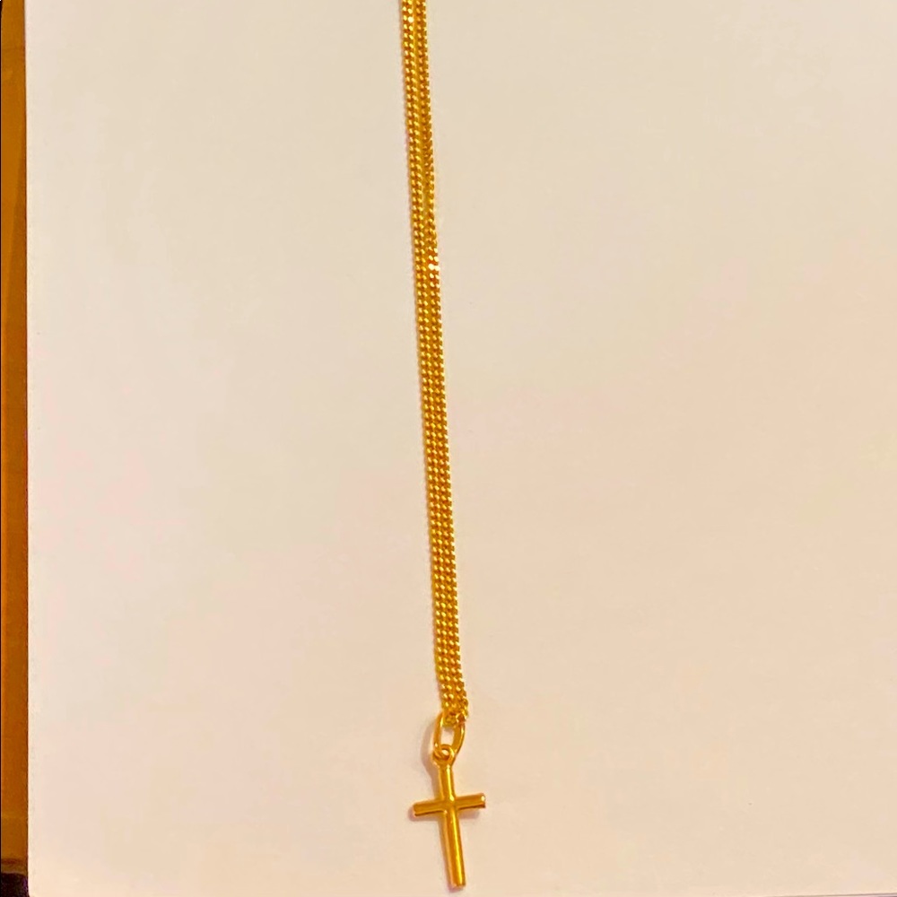 Selling my 18 Kt gold cross necklace